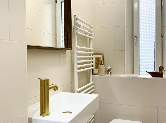 Cosy, Spacious, And Apartment *