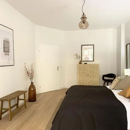 Cosy, Spacious, And Apartment *
