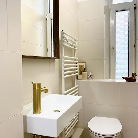 Cosy, Spacious, And Apartment *