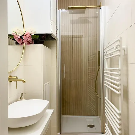 Cosy, Spacious, And Apartment *