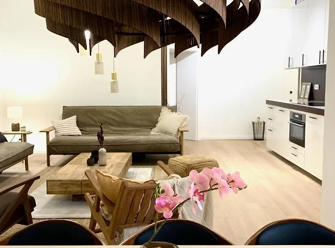 Cosy, Spacious, And Apartman *