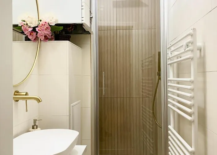 Cosy, Spacious, And Apartman *